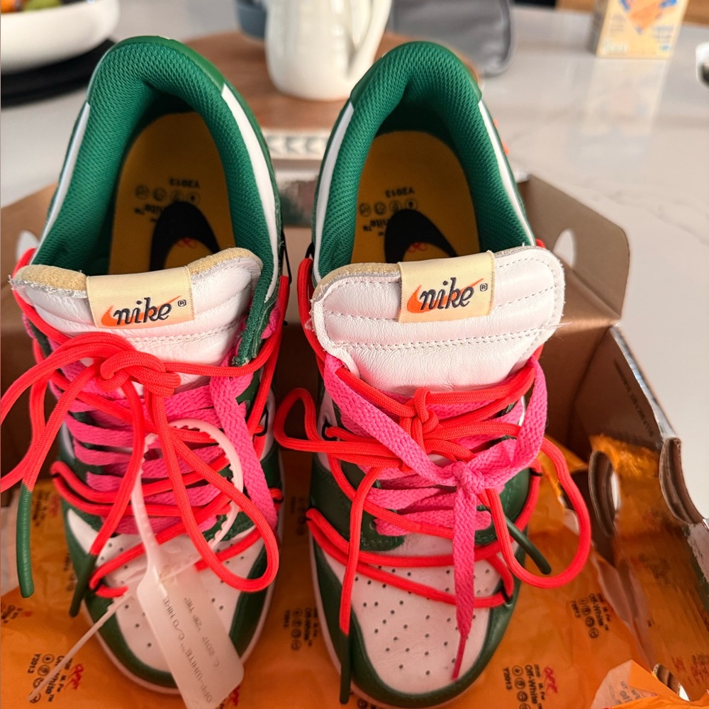 Authentic Nike Dunk Low LTHR / OFF White
Great Condition
Box included
